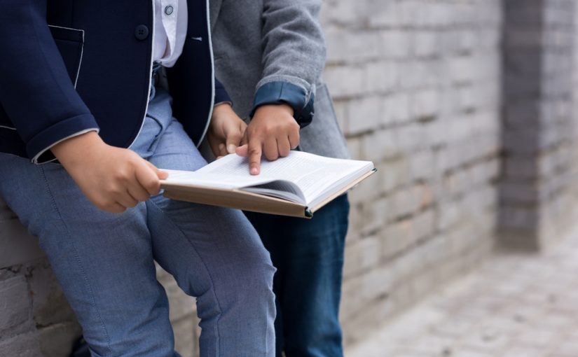 Problemy zespolone z zgodną wokalizacją dotykają raz po raz większą części dzieci .